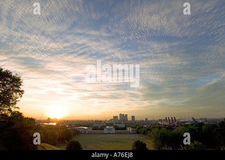 Un grand angle de vue au coucher du soleil de Canary Wharf, Maritime Greenwich et le Millenium Dome - maintenant appelé l'O2 arena. Banque D'Images