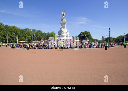 Vue grand angle de la foule des touristes se sont réunies sur le Victoria Memorial pour assister à la relève de la garde cérémonie à Londo Banque D'Images