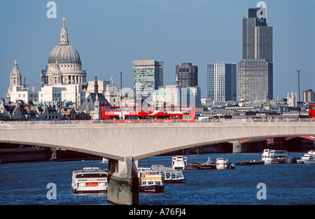 Waterloo Bridge et deux bus rencontrez de front au Cathédrale St Paul et La Tour 42 en arrière-plan. Banque D'Images