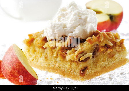 Gâteau aux pommes rôties à la crème, tranches de pomme, close-up Banque D'Images