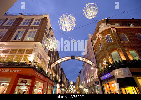 Les lumières de Noël à l'entrée de Carnaby Street à Londres au crépuscule. Banque D'Images