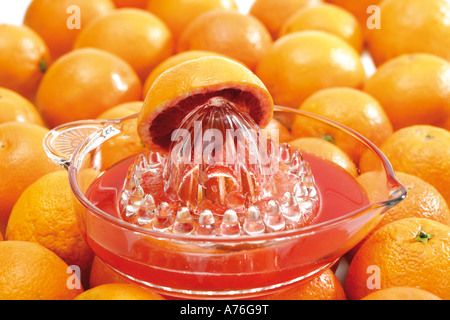 Chaudière avec moitié orange sanguine sur fruits orange Banque D'Images