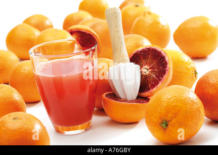 Chaudière à granulés d'orange sanguine et verre de jus Banque D'Images