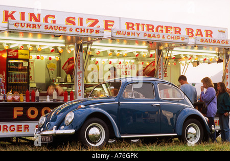 VW Beetle 1963 bleu ou Volkswagen à côté d'un hamburger ou du poisson et chip stand Banque D'Images