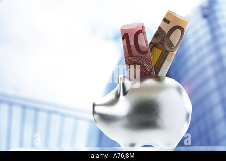 Banknote sticking out of piggy bank slot, close-up Banque D'Images