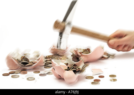 Smashing marteau tirelire avec les pièces en euros, close-up Banque D'Images