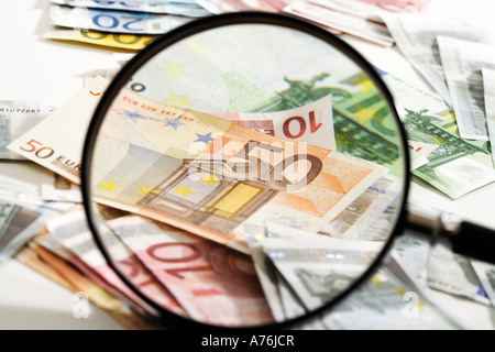 Billets sous loupe, close-up Banque D'Images