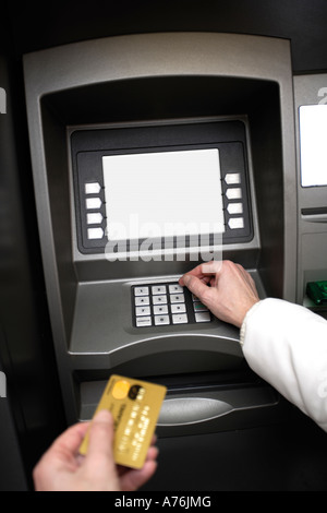 Personne titulaire d'une carte de crédit, à l'aide d'ATM machine Banque D'Images