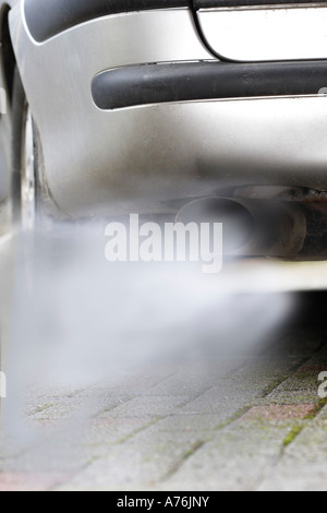 Pompage de gaz d'échappement hors de fumées, close-up Banque D'Images