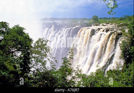 Vue de Victoria Falls au Zimbabwe de l'inondation complète côté. Banque D'Images