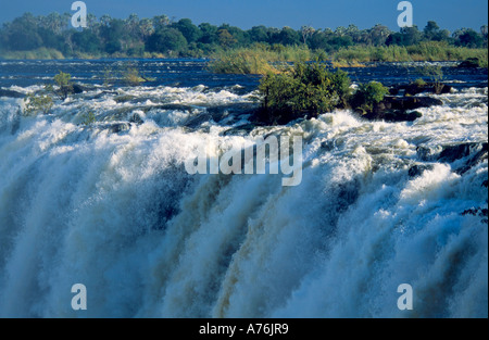 Vue de Victoria Falls au Zimbabwe de l'inondation complète côté. Banque D'Images