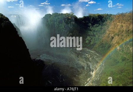 Vue de Victoria Falls Rainbow et à pleine inondation. Banque D'Images