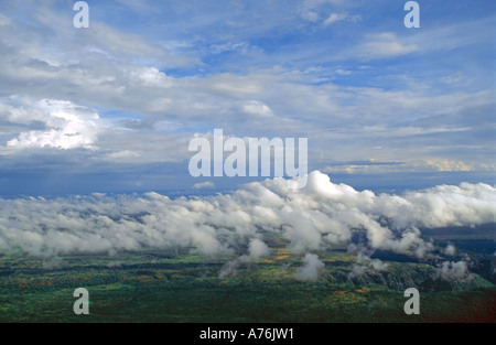 Une vue sur les nuages et le relief à partir d'un avion volant vers microlite Victoria Falls. Banque D'Images