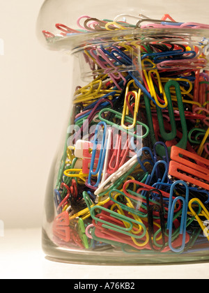 Vue de détail des trombones de couleur dans un bocal en verre Banque D'Images