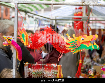 Un modèle d'un style chinois dragon sur un étal de marché à Chinatown London UK pendant le Nouvel An chinois 2005 Banque D'Images