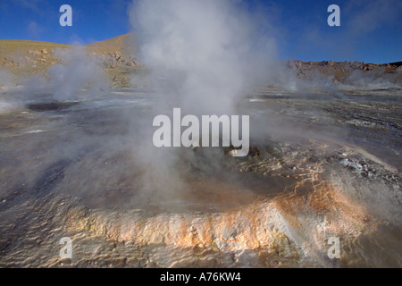 Close up de vapeur passant d'un cratère sur les geysers El Tatio au Chili. Banque D'Images