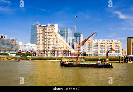 L'impressionnant développement Londres Cascades du point de vue d'un navire de plaisance sur la Tamise comme brown navigué barge passe Banque D'Images