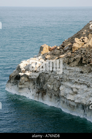 Sur des dépôts de sel de la Mer Morte rivage rocheux Banque D'Images