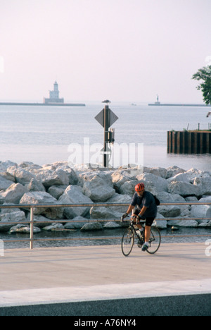 Un motard équitation le long du Lac Michigan Lac piste cyclable à Milwaukee au Wisconsin Banque D'Images