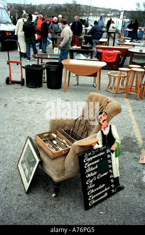 Meubles de seconde main et le café menu Se connecter car boot sale à Brighton Banque D'Images