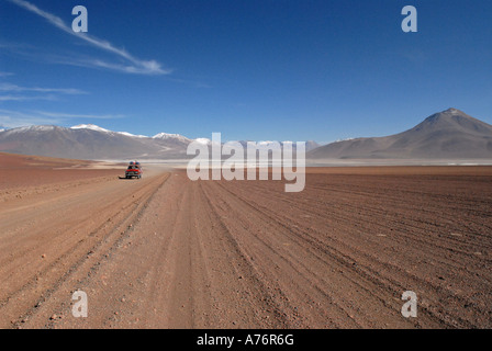 Jeep avançant sur un terrain accidenté Bolivie Le Parc Eduardo Avaroa Banque D'Images