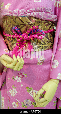Grand magasin japonais mannequin habillé en bois portant un kimono Japon Banque D'Images
