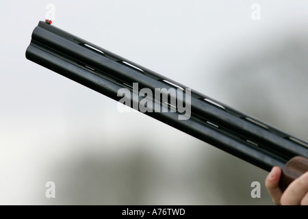 Fin du canon canon pointant vers le ciel avec les doigts visible sur décembre journée de tournage dans le comté d'Antrim en Irlande du Nord Banque D'Images