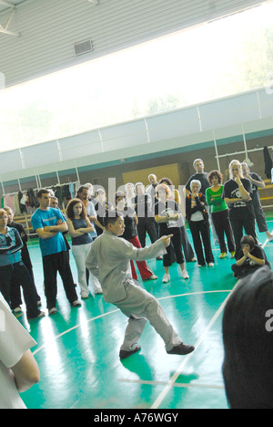 Séminaire de Tai Chi à Ibiza par Grandmaster Fu Sheng Yuan avant tout sur l'univers Yang style Tai Chi 8e Dan Note et son fils Banque D'Images