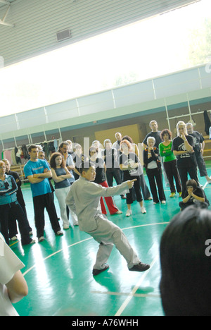 Séminaire de Tai Chi à Ibiza par Grandmaster Fu Sheng Yuan avant tout sur l'univers Yang style Tai Chi 8e Dan Note et son fils Banque D'Images