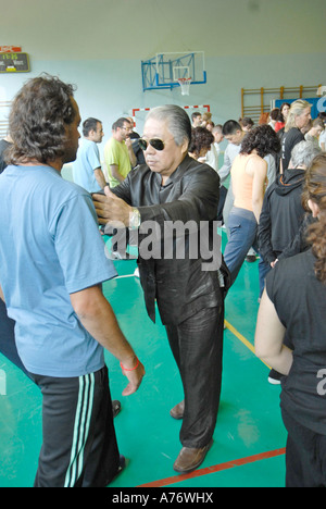 Séminaire de Tai Chi à Ibiza par Grandmaster Fu Sheng Yuan avant tout sur l'univers Yang style Tai Chi 8e Dan Note et son fils Banque D'Images