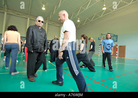 Séminaire de Tai Chi à Ibiza par Grandmaster Fu Sheng Yuan avant tout sur l'univers Yang style Tai Chi 8e Dan Note et son fils Banque D'Images