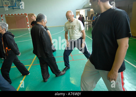 Séminaire de Tai Chi à Ibiza par Grandmaster Fu Sheng Yuan avant tout sur l'univers Yang style Tai Chi 8e Dan Note et son fils Banque D'Images