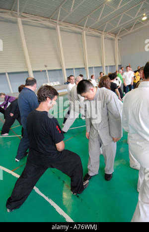 Séminaire de Tai Chi à Ibiza par Grandmaster Fu Sheng Yuan avant tout sur l'univers Yang style Tai Chi 8e Dan Note et son fils Banque D'Images