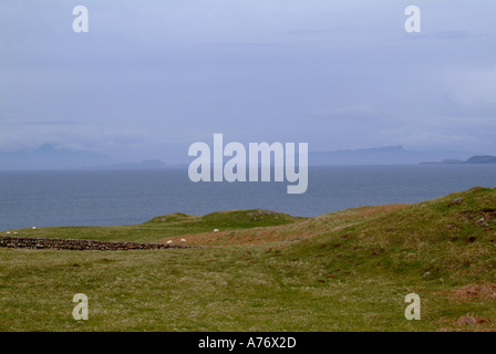 Vue depuis l'île de Mull à muck eigg Hébrides intérieures de l'Île Voyage Ecosse Isle rhum et skye Banque D'Images