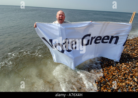 Hove la chef du Parti Vert, Keith Taylor dans la mer avec vote panneau vert Banque D'Images