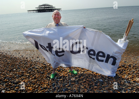 Hove la chef du Parti Vert, Keith Taylor sur la plage de Brighton avec vote panneau vert Banque D'Images