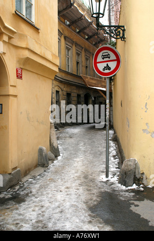 La neige a couvert rue étroite Prague Mars 2006 Banque D'Images