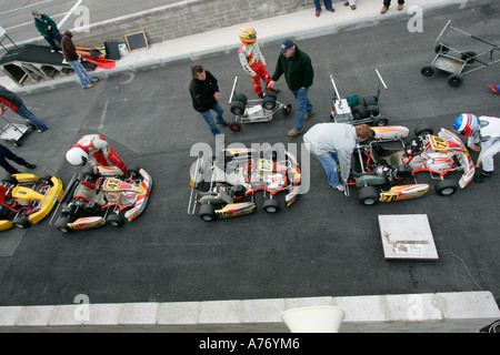 Coup de frais généraux karters dans parc ferme après racing Circuit Bishopscourt le comté de Down en Irlande du Nord Banque D'Images