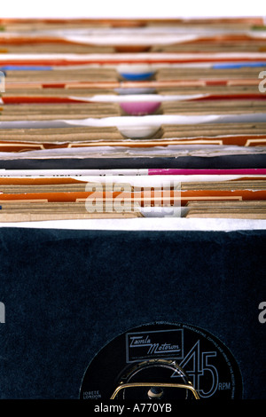 Close up d'une vieille collection de disques vinyle 45 tours. Banque D'Images