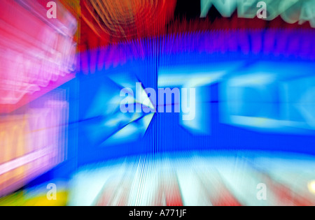 Close up de néons dans la nuit à Piccadilly Circus en utilisant la méthode d'éclatement de zoom. Banque D'Images