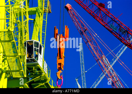 Grues colorées pendant la reconstruction de la Docklands, à l'Est de Londres, sur une journée d'été lumineux et ciel bleu clair. Banque D'Images