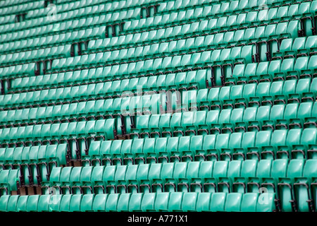 Close up de rangées de sièges du stade vert terrain de Rugby à Twickenham. Banque D'Images