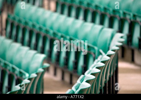 Close up de rangées de sièges du stade vert terrain de Rugby à Twickenham. Banque D'Images