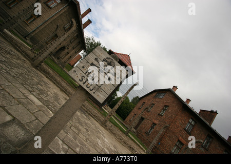 Signe de danger de mort en raison de la clôture électrique à Auschwitz Banque D'Images