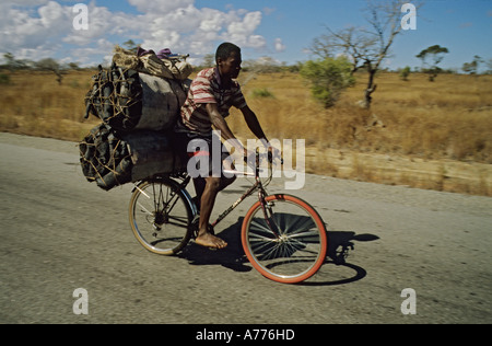 L'homme Local à vélo avec deux gros sacs de charbon de bois dans le sud de Madagascar Banque D'Images