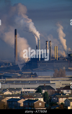Éructations cheminées d'émissions de carbone de la pollution des gaz à effet de serre Avonmouth England UK Banque D'Images