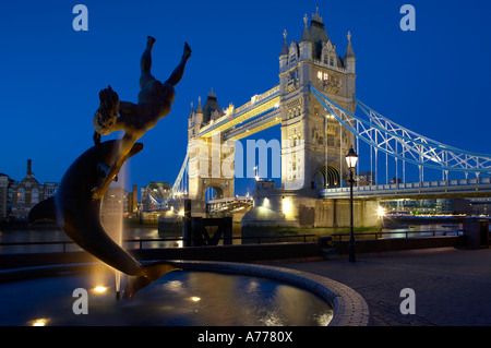 Tower Bridge sur la Tamise à Londres nuit England UK NR Banque D'Images