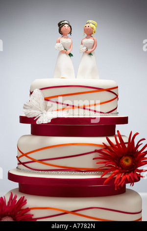 Figurines de demoiselle sur gâteau de mariage Banque D'Images