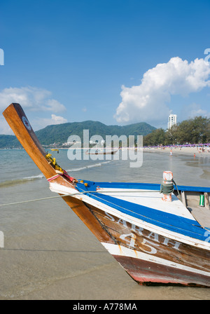 Les bateaux de pêche locaux, sur la plage de Patong, Phuket, Thailand Banque D'Images