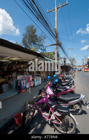 Magasins et bars dans le centre de la station, Patong Beach, Phuket, Thailand Banque D'Images